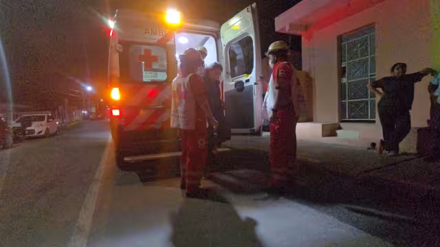 Elementos de la Policía Estatal y paramédicos de la Cruz Roja atendieron a la joven atropellada en el fraccionamiento Kalá.