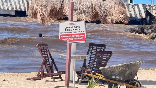 Ciudadanos denuncian que el restaurante Dick & Willys restringe el libre tránsito en una playa de Playa del Carmen.