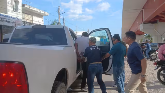 Aseguran motocicleta y detienen a hombre en bar del Centro de Escárcega