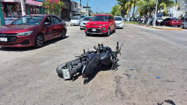 Motociclista impacta contra automóvil en Puerto de Progreso