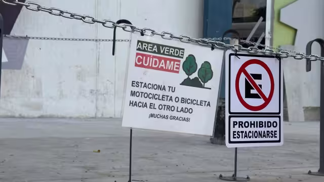 Piden sanciones por invasión de espacios públicos en Misión del Carmen