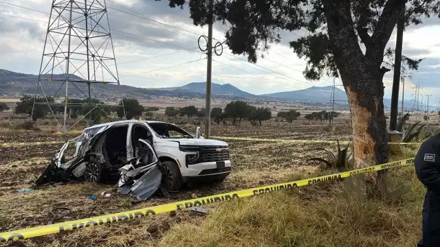 La camioneta en la que viajaba el edil quedó destrozada.