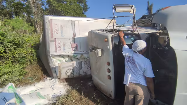 Minutos después del percance empezó a llegar gente de Chihuhub para ver si podían recoger la carga tirada