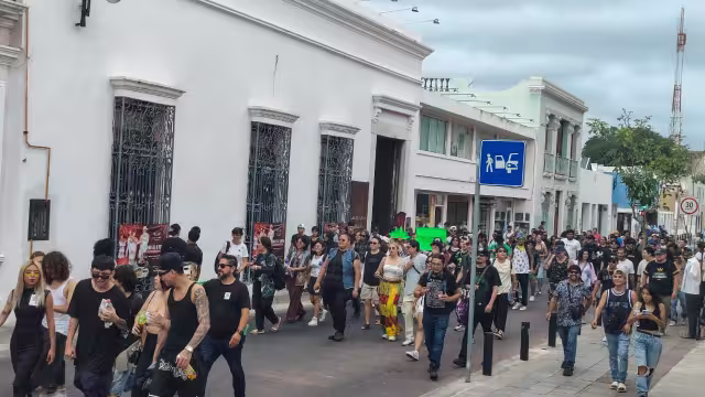 Contingente de más de 100 personas se planta frente el Palacio de Gobierno