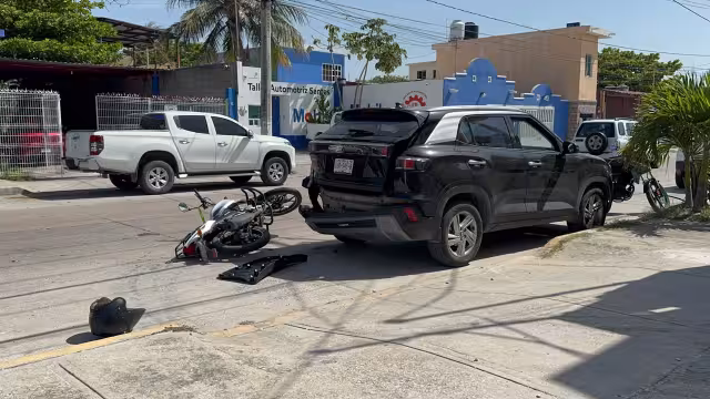El motociclista fue atendido por paramédicos de Protección Civil