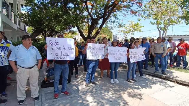 Los trabajadores se manifestaron afuera de las instalaciones del sindicato de la Unacar