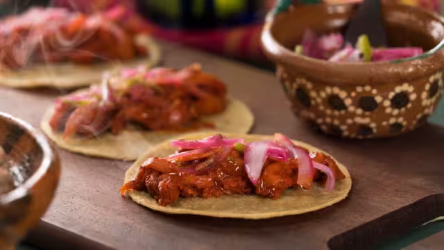 La cochinita pibil vegana se sustituye el relleno de carne de puerco