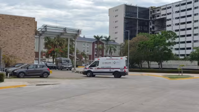 La empleada del hotel en Carmen fue trasladada al hospital
