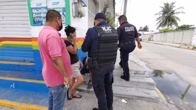 El hombre devolvió el teléfono que había vendido antes en 200 pesos