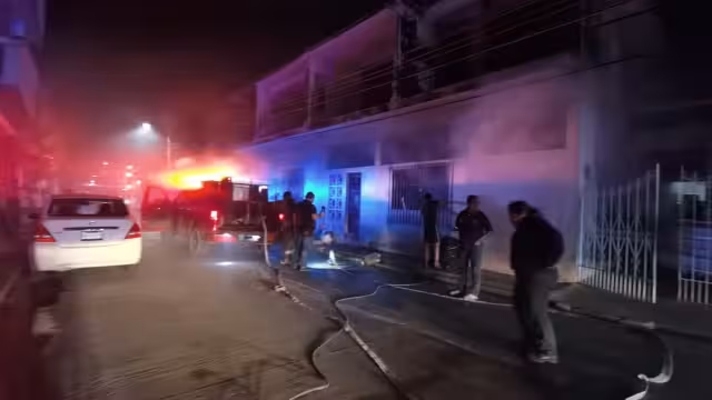 Casa deshabitada llena de basura se incendia en la colonia Centro