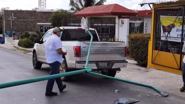El poste en cuestión presentaba oxidación en la base lo que ocasionó su caída