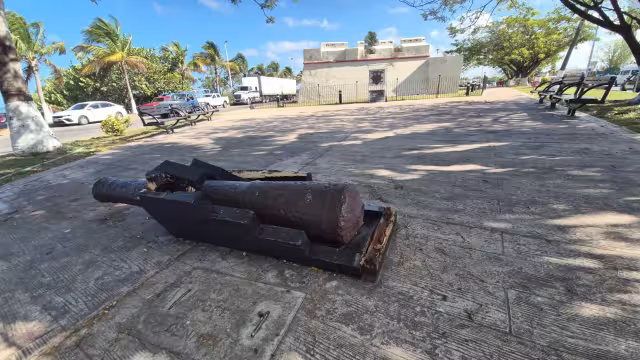 Colapsó la base de madera que sostenía un cañón histórico en la Plaza Moch Cohuó.