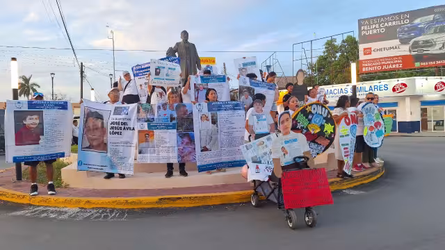 Familias de personas desaparecidas se manifestaron con pancartas.