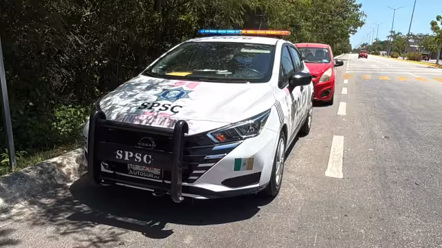 Patrulla provoca accidente en la avenida Costera de Campeche.