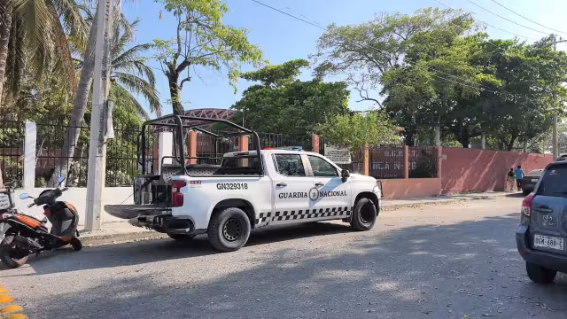 Elementos de la Guardia Nacional en presencia de padres de familia realización inspección de mochilas