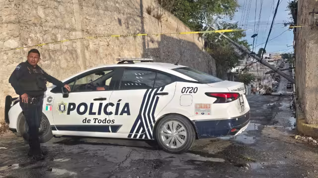 La fuerte lluvia con vientos registrada la tarde del viernes 6 de marzo provocó la caída de postes en la colonia Bellavista, en la ciudad de Campeche.