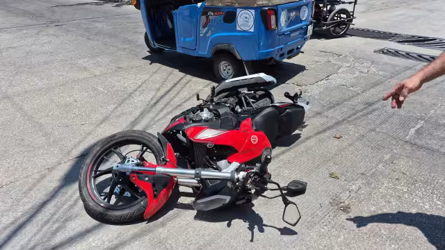 Motociclista resulta lesionada tras derrapar en la colonia 23 de Julio.