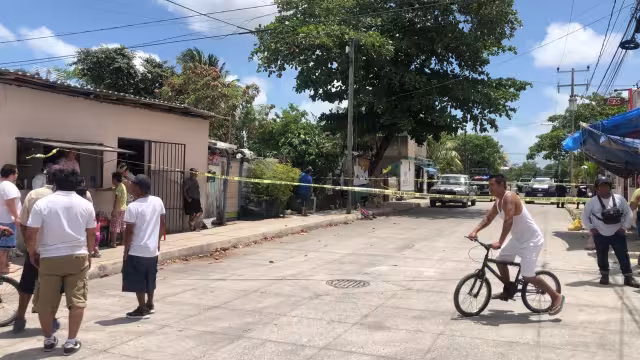Los policías acordonaron la zona donde fuer asesinado el hombre en Cancún, para preparar la llegada de Servicios Periciales de la FGE Quintana Roo