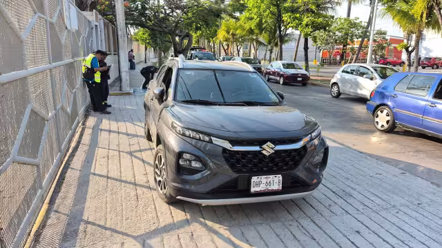 El automóvil compacto presentó severos daños tras ser impactado por un tractocamión sobre la avenida Periférica Norte.
