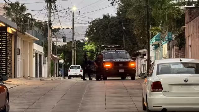 Los policías realizaron la detención del sospechoso y procedieron al acordonamiento de la calle