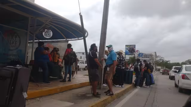 Los turistas acudieron a la terminal aérea para abordar avionetas y poder llegar a Cozumel Foto: Jazmín Rodríguez