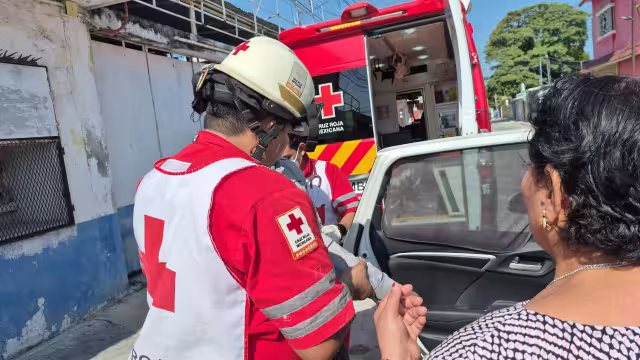 Hombre se desvanece y convulsiona en la colonia Tila; paramédicos lo trasladan de emergencia