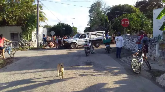 El motociclista terminó estampado contra una albarrada con heridas en el pie