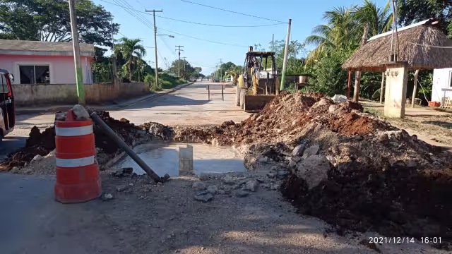 Una retro excavadora que realizaba trabajos en Kantunilkín, rompió la tubería ocasionando que se derramaran cientos de litros de agua