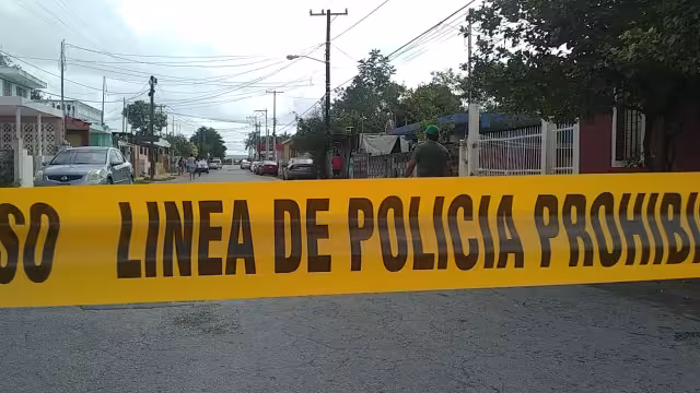 Elementos policiales acordonaron el área cuatro cuadras a la redonda del lugar para evitar se contamine la zona de los hechos