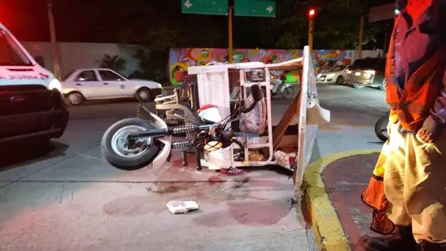 El motocarro volcó y le provocó lesiones al panadero. Foto: Ricardo Jiménez