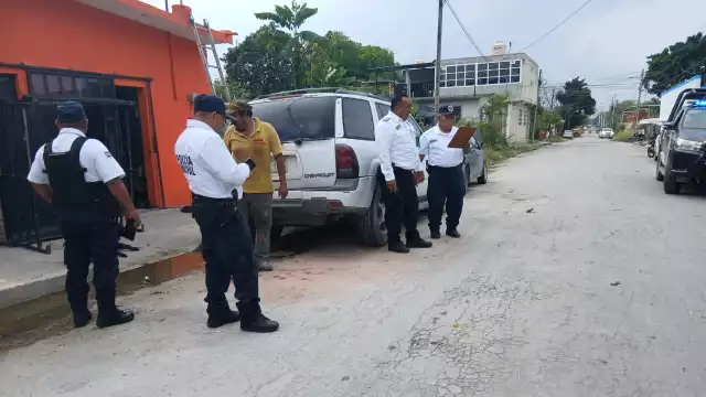 Motocicleta se impacta contra camioneta estacionada.