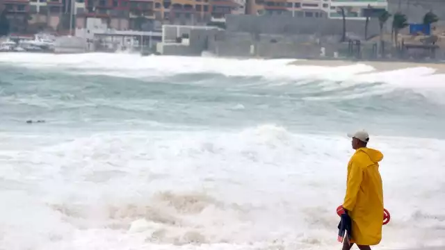 El Huracán Kay provocará oleaje de 6 a 8 metros de altura en la costa occidental de Baja California Sur