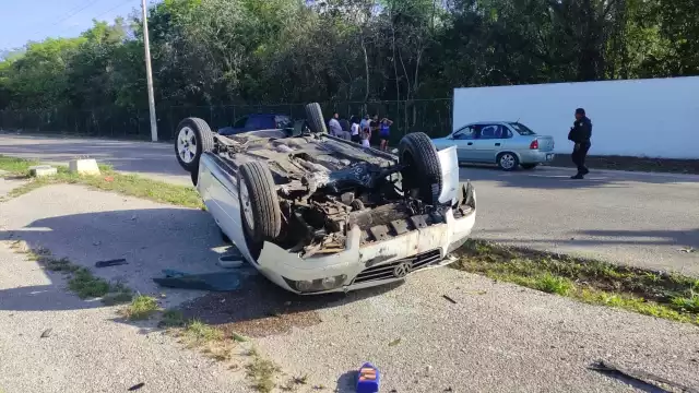 La unidad particular volcada en Playa del Carmen, con placas de la Ciudad de México, derribó una luminaria pública en la Prolongación Luis Donaldo Colosio
