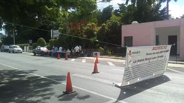 Jubilados de Pemex exigen mejores servicios de salud