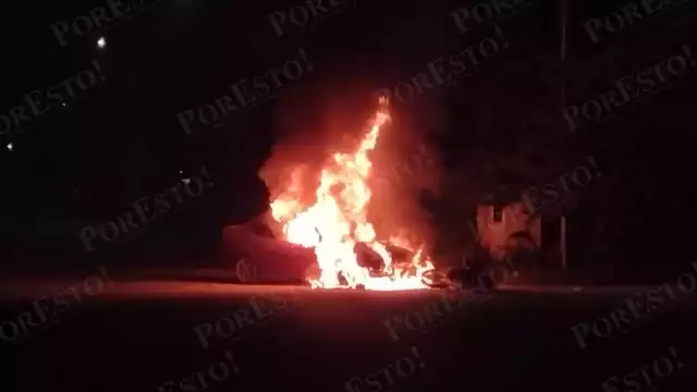 Ante el retraso de los bomberos, las llamas consumieron el auto