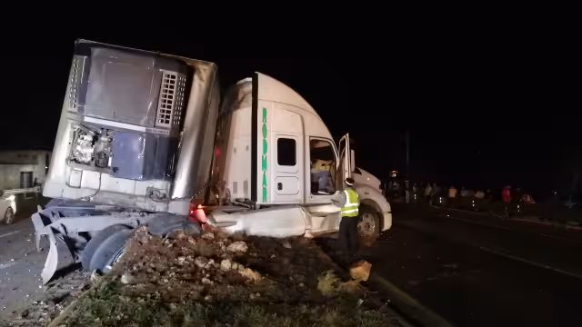 La carga fue rapiñada por los curiosos de localidades de cercanas al lugar del accidente