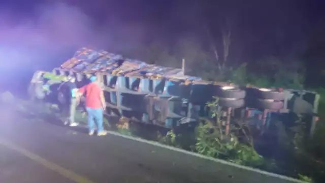 El tráiler transportaba chatarra