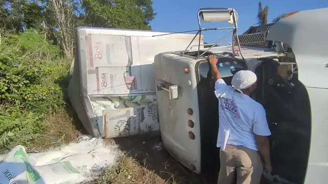 Minutos después del percance empezó a llegar gente de Chihuhub para ver si podían recoger la carga tirada