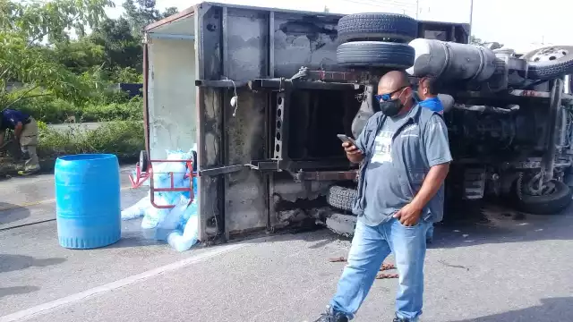 Autoridades de Tránsito de Solidaridad acudieron a redirigir la circulación de la carretera rumbo a Puerto Aventuras