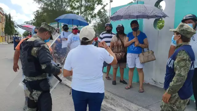 Únicamente 350 vacunas se aplicaron este día, luego el personal de vacunación informó a la gente que permanecía en la fila, que las dosis se habían agotado