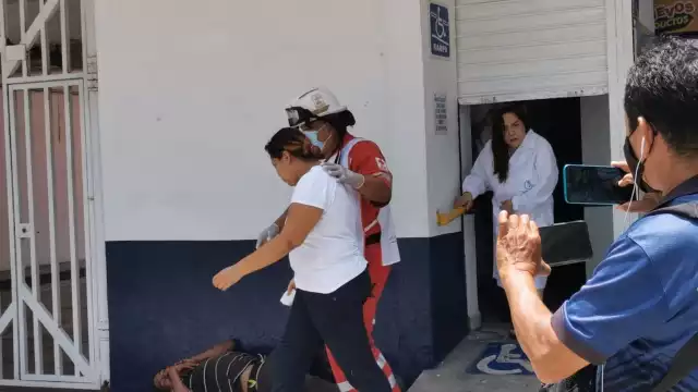 Al lugar llegaron paramédicos de la Cruz Roja para darles atención
