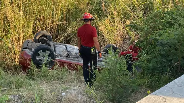 El auto terminó fuera del camino y con dos personas prensadas