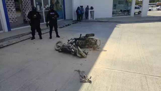 La motocicleta quedó tirada en el lugar, pero tras controlar el fuego, fue retirada por motivos de seguridad