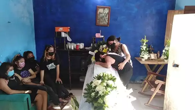 Doña María Che, madre de Mary Kay, en el velorio de María May