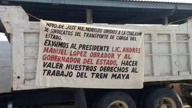 Fueron al rededor de 45 operadores de volquetes y taxis integrados al Frente Único de Trabajadores del Volante, los que se manifestaron a las afueras de José María Morelos