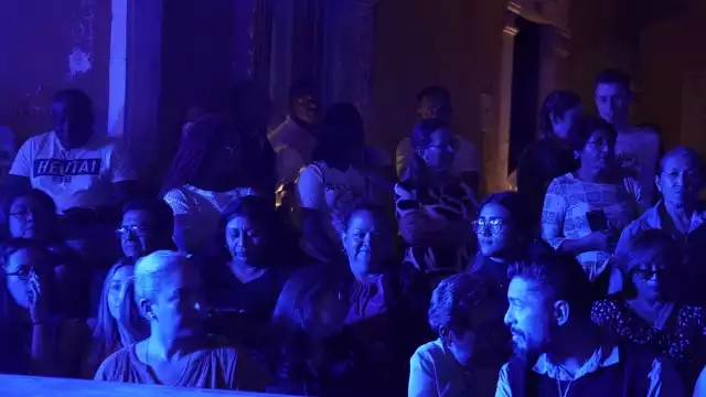 Las personas llegan para poder conocer la cartelera del Carnaval de Campeche