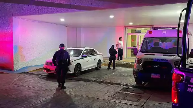 El herido fue trasladado a bordo de otro taxi