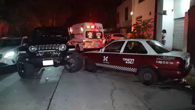 Taxi y camioneta chocan de manera frontal dejando daños materiales en Ciudad del Carmen