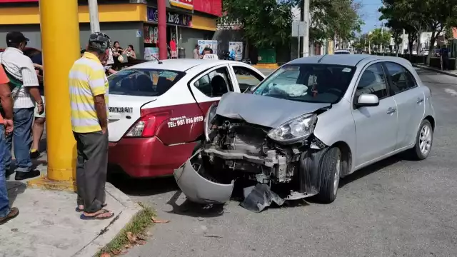 La mujer y menor que iban como pasajeras en el taxi resultaron lesionadas