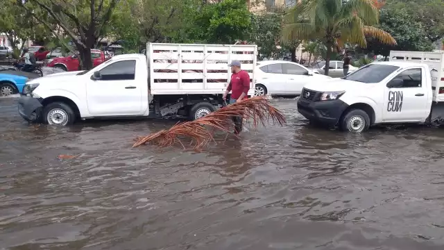 El agua aún tardará días para filtrarse, por lo que vecinos se sumaron al clamor general para que las autoridades solucionen este añejo problema